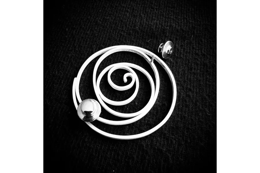 obrazek 2 Luksusowa srebrna broszka matowa - wyjątkowy prezent z okazji rocznicy