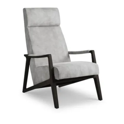 Zdjęcie Unikatowy fotel z wysokim oparciem i drewnianymi ramami