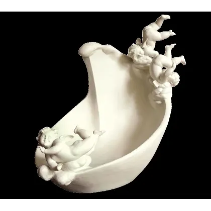 Zdjęcie Piękna figurka z porcelany do wnętrz