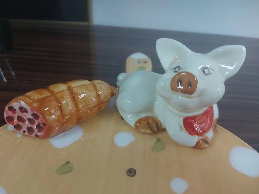 obrazek 5 Mały okrągły talerz zdobiony małym prosiątkiem - Le Ceramiche