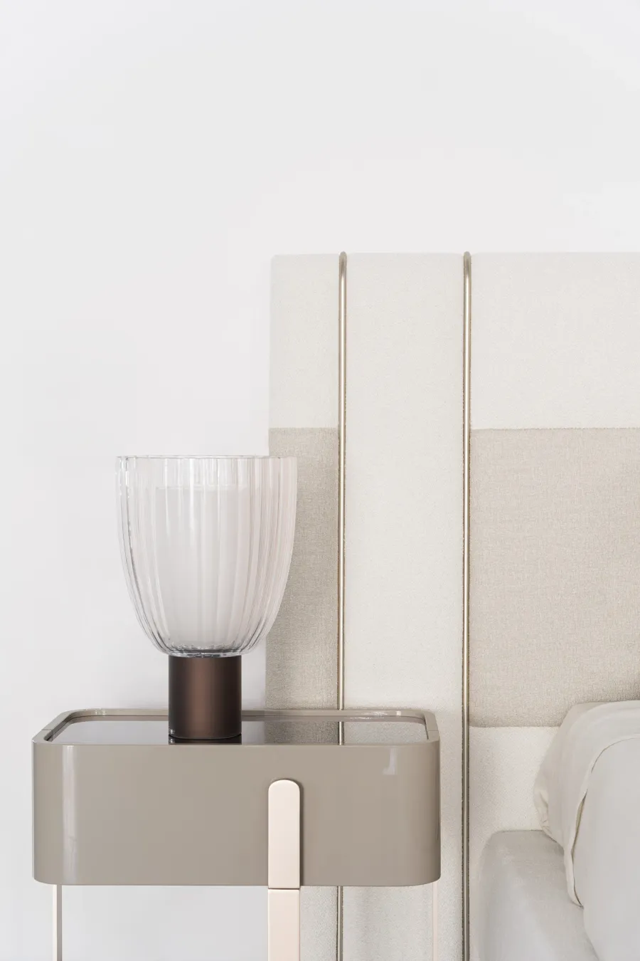 obrazek 6 Piękna włoska szafka nocna do sypialni - styl modernistyczny