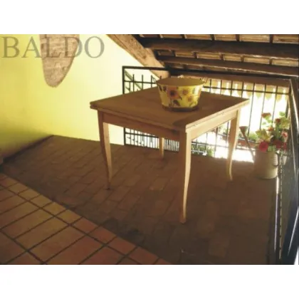 Zdjęcie Drewniany stół rozkładany z otwieranym blatem, który obraca się o 45°