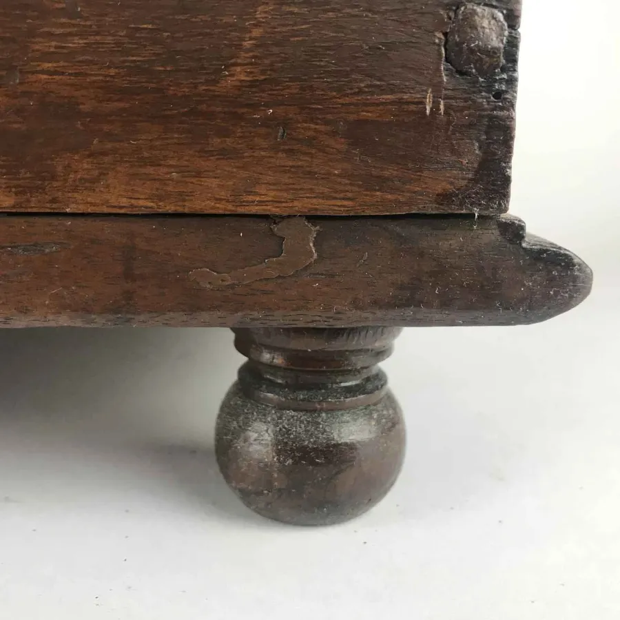 obrazek 7 Pudełko z orzecha włoskiego z nóżkami z końca XVIII wieku