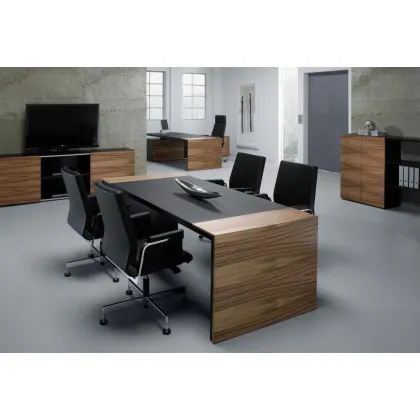 Zdjęcie Proste i gustowne biurko z fornirowanego drewna z Niemiec