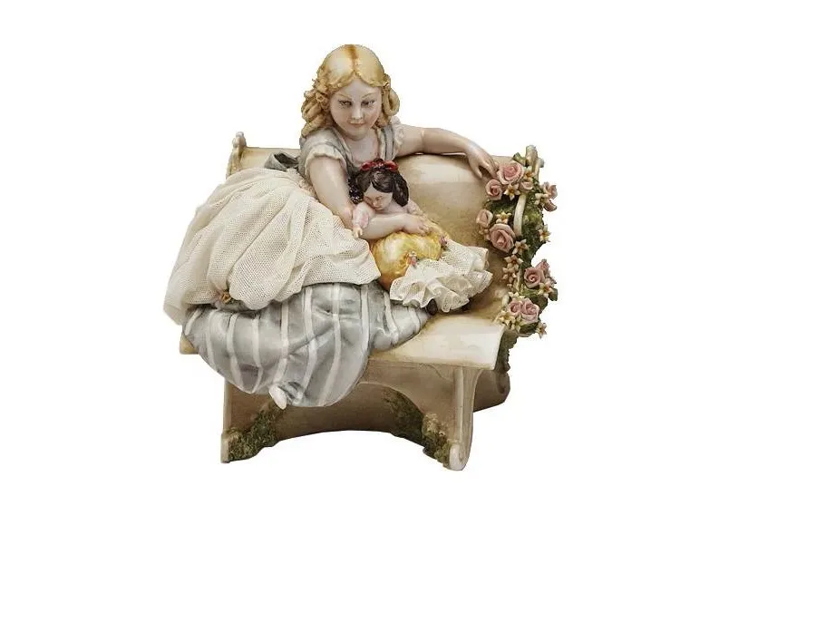 obrazek 1 Porcelanowa figurka dziewczynki z lalką