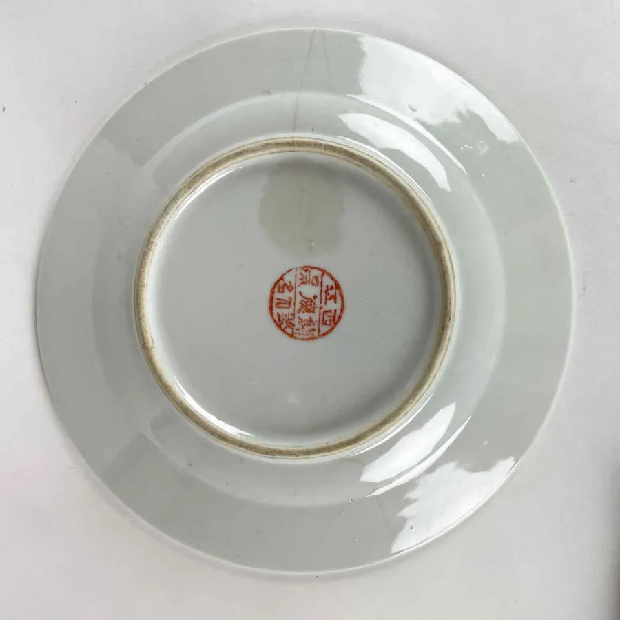 obrazek 3 Bogato zdobiony zielony talerz porcelanowy z Chin z XIX wieku