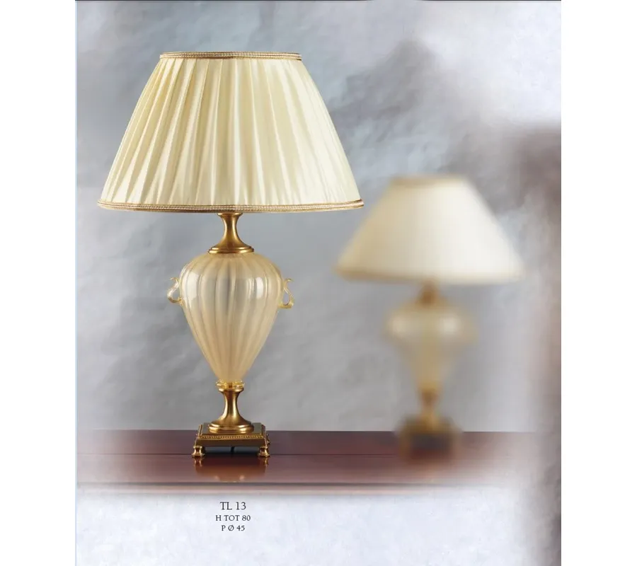obrazek 1 Stylowa lampa z jedwabiu, złota i szkła Murano ze stożkowym kloszem - Il Paralume Marina