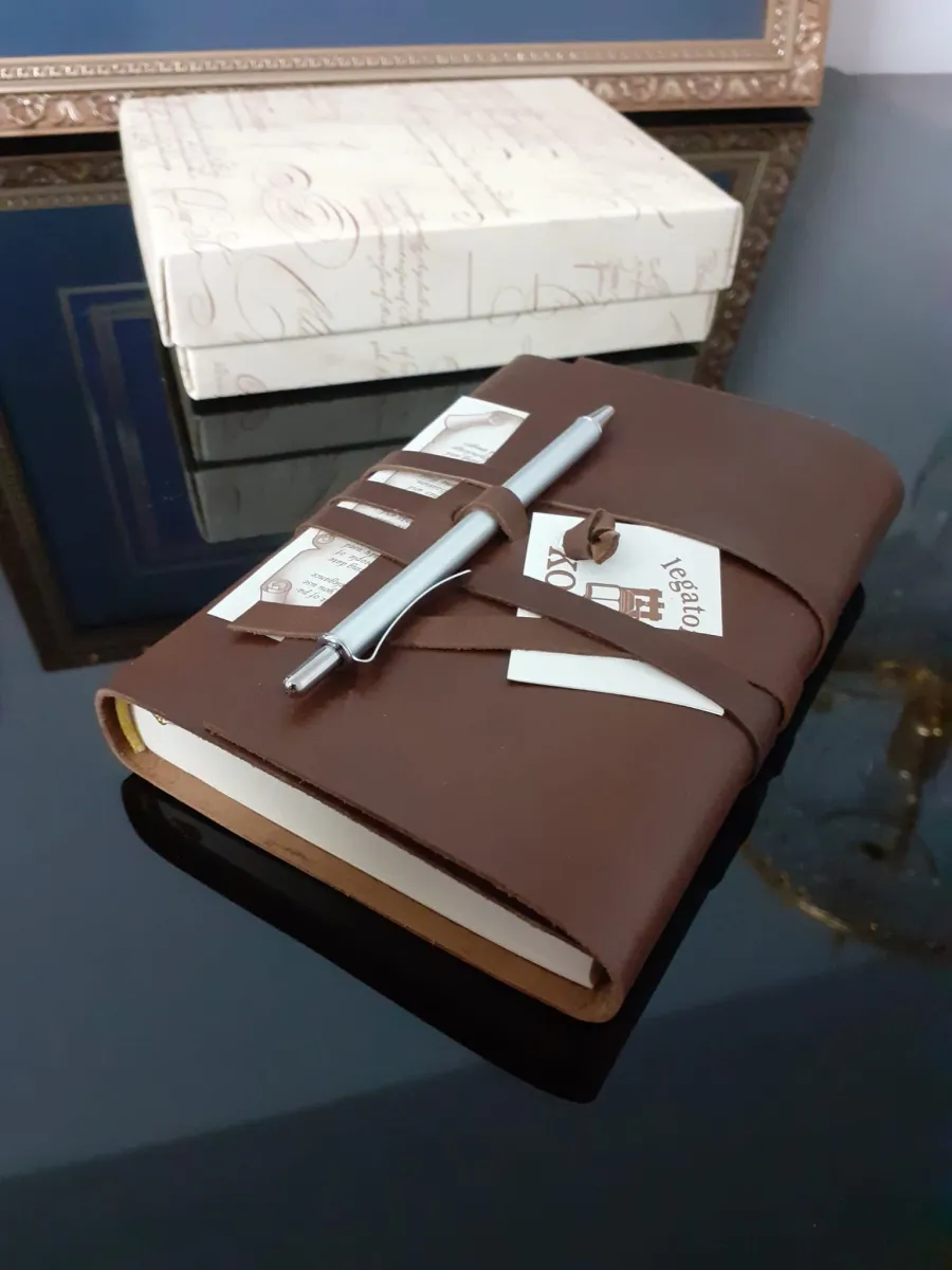 obrazek 4 Elegancki skórzany brązowy notatnik z długopisem - Legatoria Koine