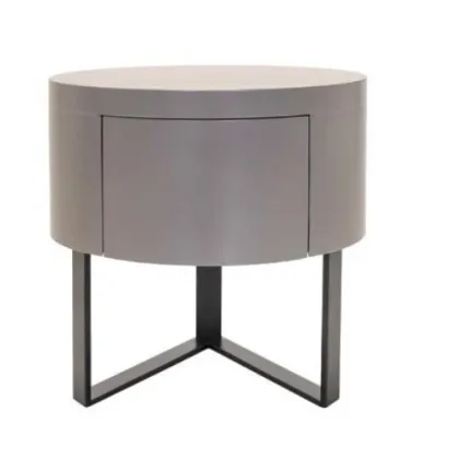 Zdjęcie Stylowy stolik nocny wykonany z lakierowanego drewna - Ana Roque