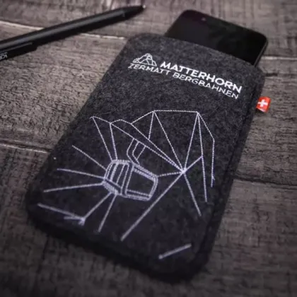 Zdjęcie Funkcjonalne etui na telefon z filcu