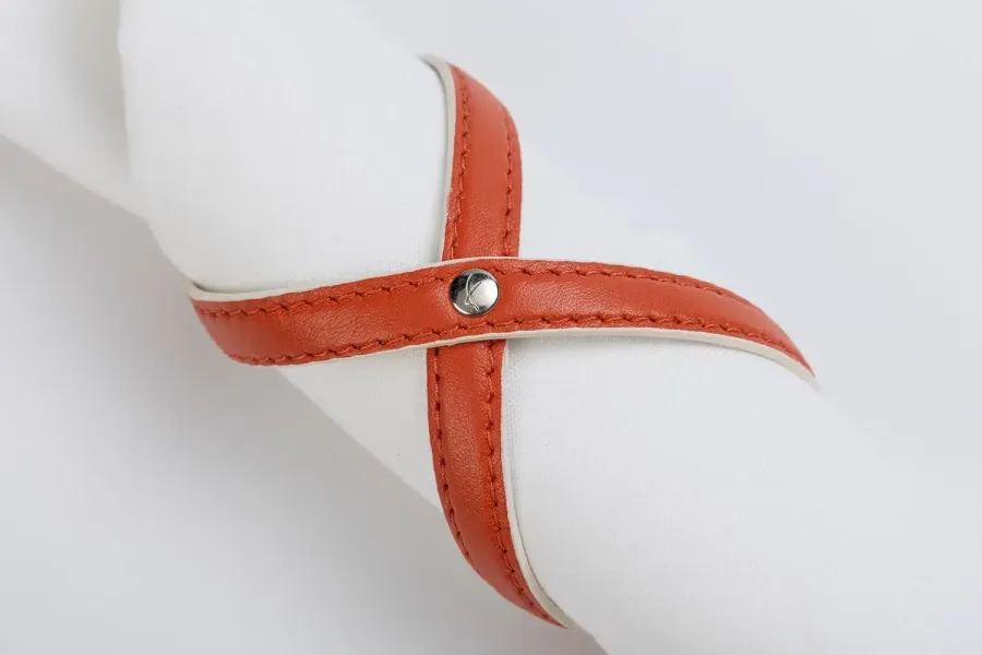 obrazek 1 Eleganckie skórzane obrączki na serwetki w kolorze pomarańczowym - do jadalni