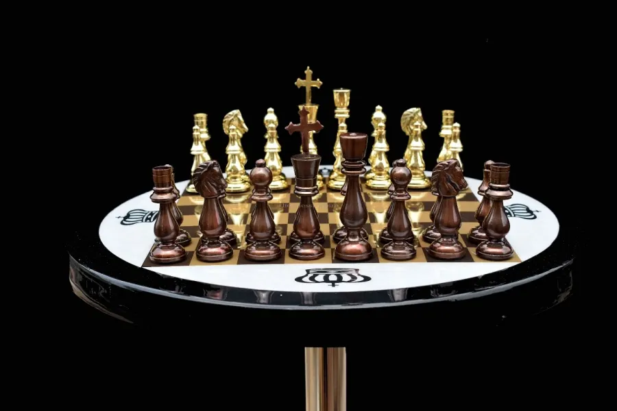 obrazek 1 Luksusowy stół szachowy z mosiężnymi figurami - The Chess Empire
