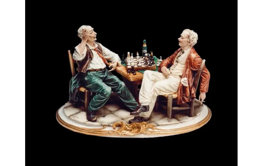 obrazek 1 Porcelanowa figurka mężczyzn grających w szachy