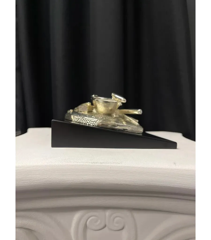 obrazek 6 Figurka z tradycyjnymi narzędziami budowlanymi