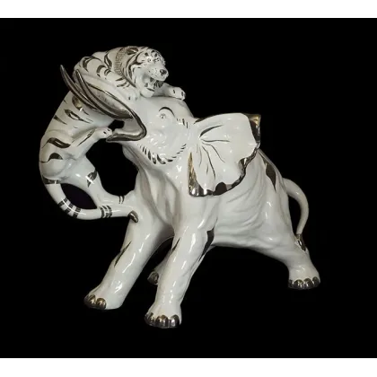 Picture A fascinating figure of a tiger fighting with an elephant