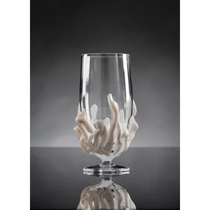 Zdjęcie Wystawny kieliszek z dmuchanego barwionego szkła z ozdobą