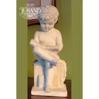 Zdjęcie Stylowa rzeźba czytającego chłopca