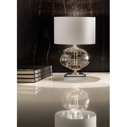 Zdjęcie Włoska stylowa lampa z abażurem na biurko i stolik