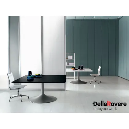 Zdjęcie Wykonany we Włoszech - nowoczesny stół do biura