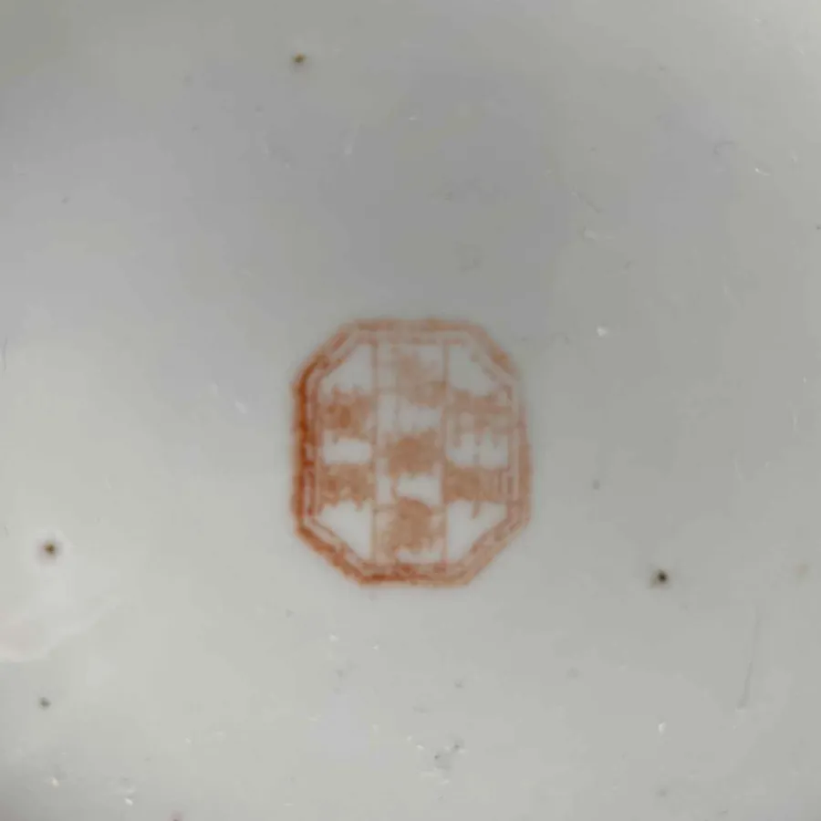 obrazek 5 Chiński talerz porcelanowy na czerwonym tle z białymi kwiatami z XIX wieku