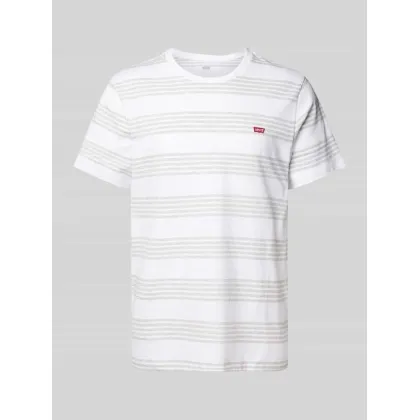 Zdjęcie T-shirt z naszywką z logo