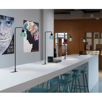 Zdjęcie Funkcjonalna lampa stołowa z wejściem USB