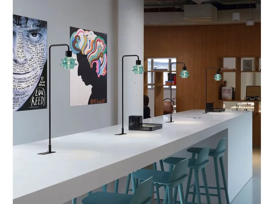 obrazek 1 Funkcjonalna lampa stołowa z wejściem USB