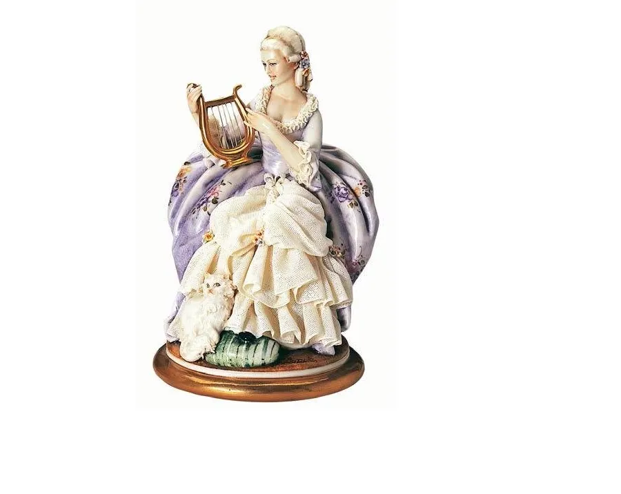 obrazek 1 Figurka z porcelany do salonu - kobieta z harfą