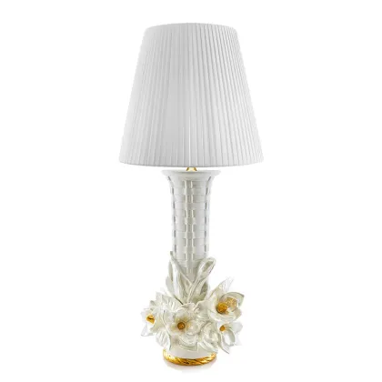 Zdjęcie Błyszcząca lampa dobiona złotem i kwiatami