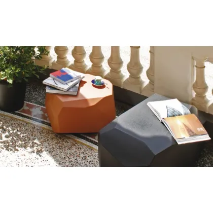 Zdjęcie Awangardowy stolik ogrodowy w kształcie skały