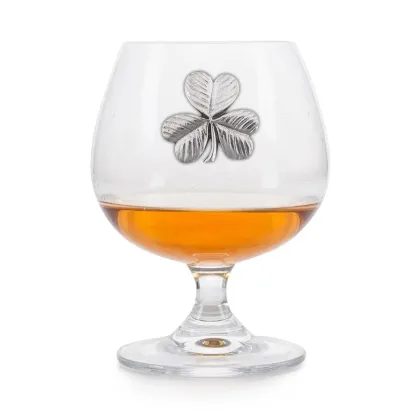 Zdjęcie Stylowy prezent - kieliszek do brandy z cynowym emblematem przedstawiającym koniczynę