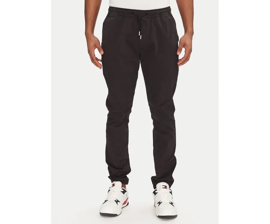 obrazek 1 Tommy Jeans Joggery Austin DM0DM20283 Czarny Slim Fit