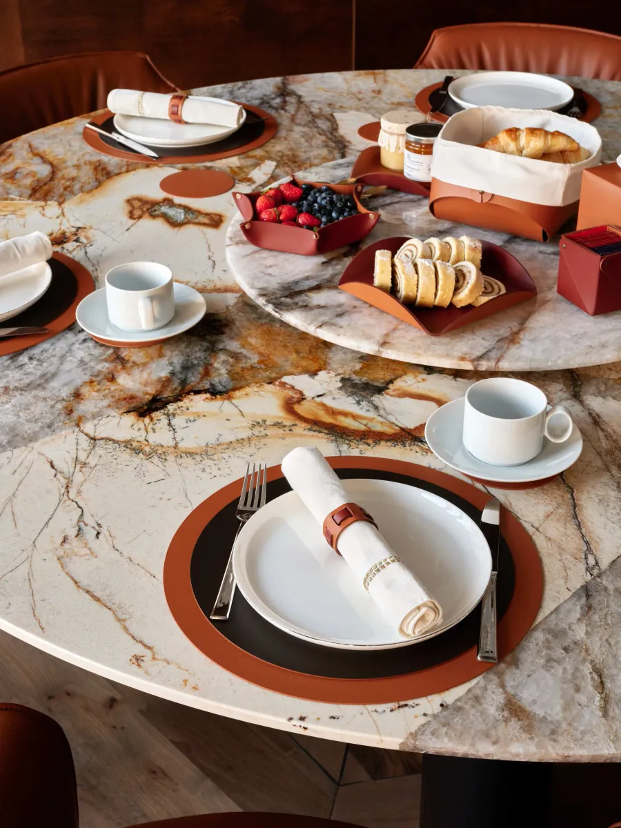 obrazek 6 Okrągła podkładka na stół Ø35 cm z naturalnej skóry w kolorze cappuccino i czekoladowym