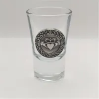 Zdjęcie Kieliszek do wódki z ręcznie wykonanym zdobieniem Claddagh
