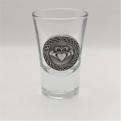 Zdjęcie Kieliszek do wódki z ręcznie wykonanym zdobieniem Claddagh