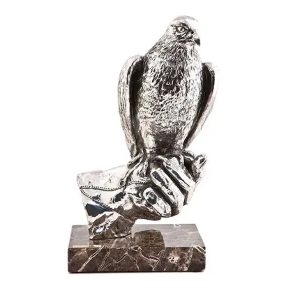 Zdjęcie Wykwintna figura srebrnego sokoła
