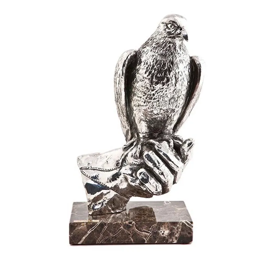obrazek 1 Wykwintna figura srebrnego sokoła