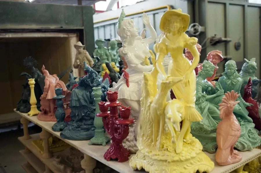 obrazek 4 Zachwycająca figurka kobiety z psem marki Rebirth Ceramics