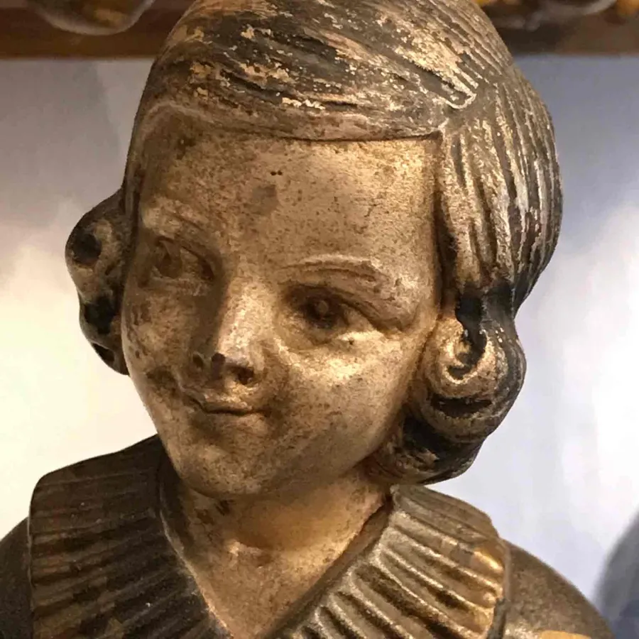 obrazek 4 Antyczna francuska rzeźba pies i dziewczynka w stylu art déco, wykonana z patynowanego metalu