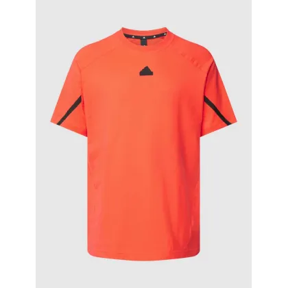 Zdjęcie T-shirt z naszywką z logo
