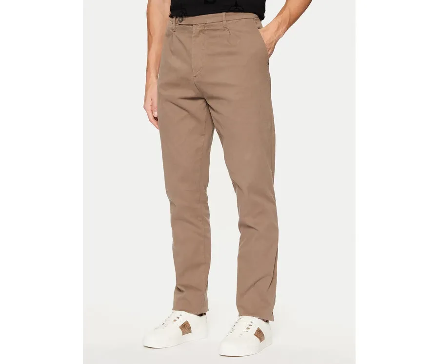 obrazek 1 Guess Spodnie materiałowe M4BB27 WGHA1 Brązowy Slim Fit