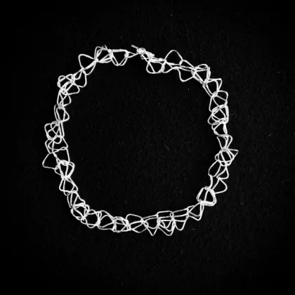 Zdjęcie Ekskluzywny naszyjnik z błyszczących małych trójkątów - idealny prezent z okazji rocznicy