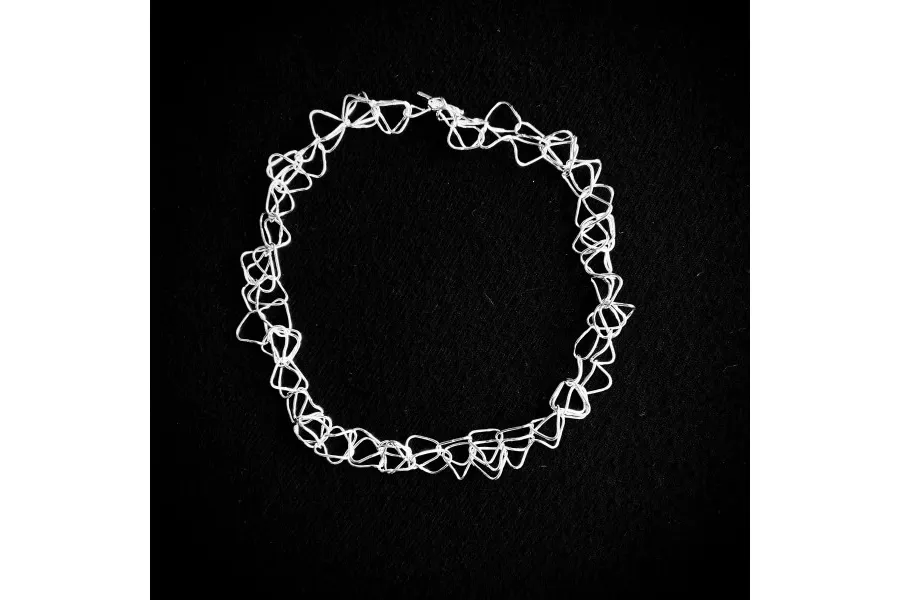 obrazek 1 Ekskluzywny naszyjnik z błyszczących małych trójkątów - idealny prezent z okazji rocznicy