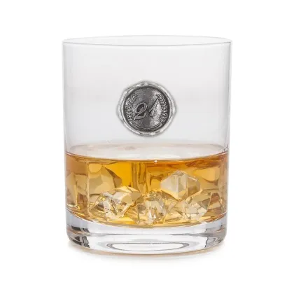 Zdjęcie Unikalny prezent na 21 urodziny - szklanka do whisky z cynowym emblematem z liczbą urodzin