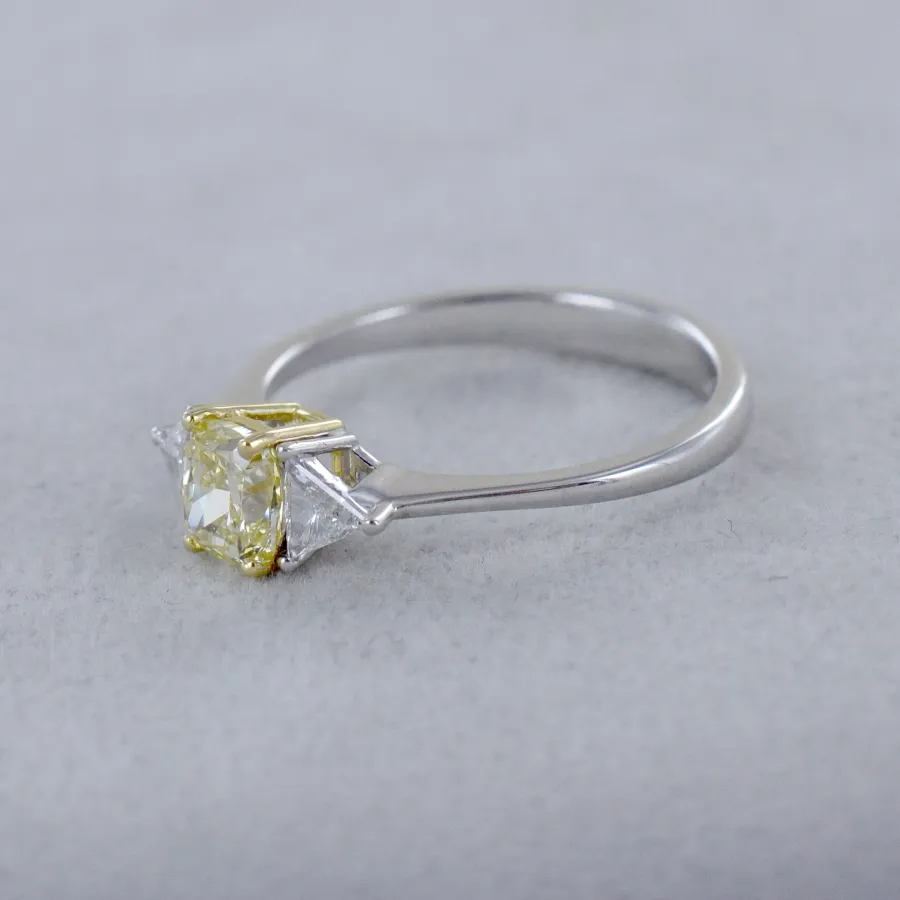 obrazek 6 Włoski pierścionek z fantazyjnymi żółtymi poduszkami z diamentami i trójkątnymi diamentami