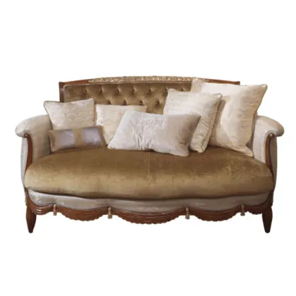 Zdjęcie Dwu-osobowa sofa z sześcioma poduszkami do luksusowego salonu