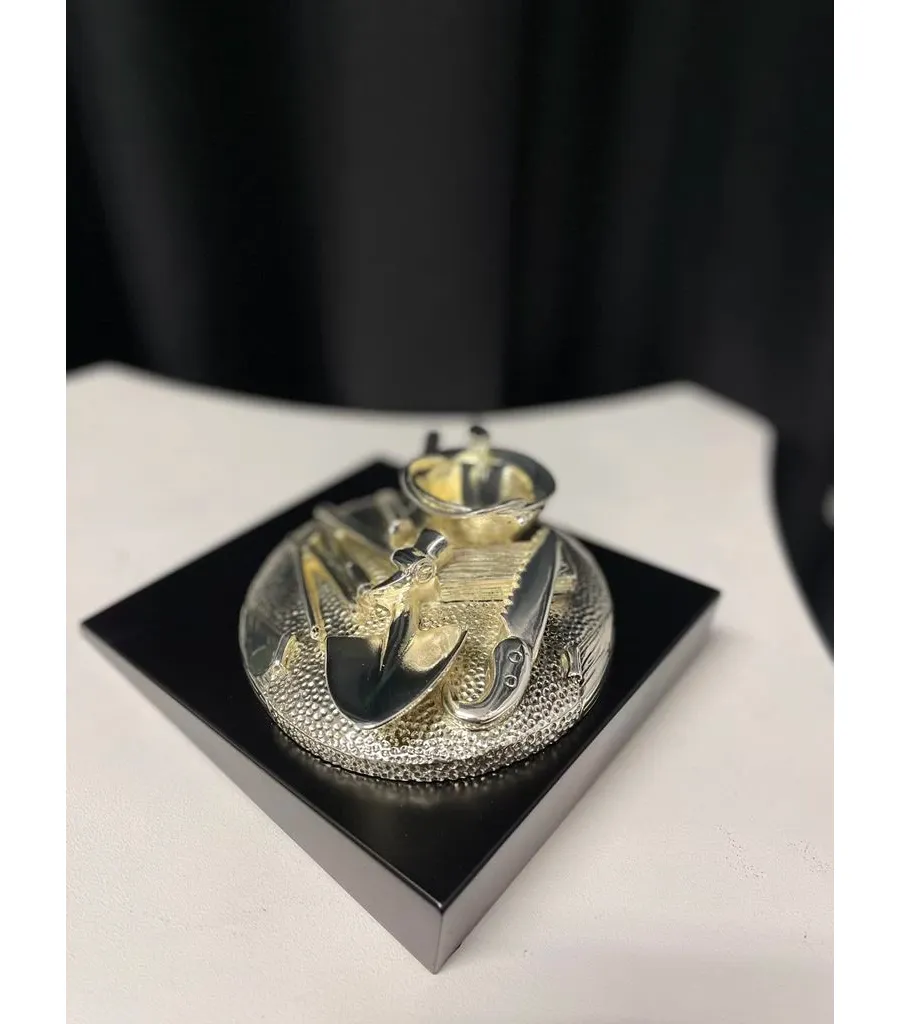 obrazek 3 Figurka z tradycyjnymi narzędziami budowlanymi