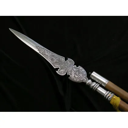 Zdjęcie Bogato zdobiona średniowieczna włócznia z chromowanej stali