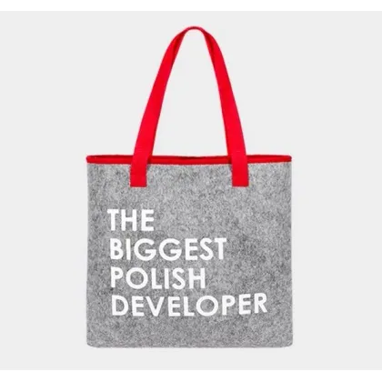 Zdjęcie Tobra z lamówką i uchwytami w kontrastowym kolorze