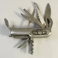 Zdjęcie Wyjątkowy scyzoryk z pewteru z emblematem zdobionym wzorem Claddagh